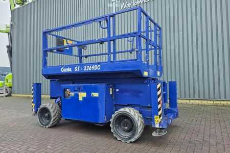 Pracovní plošina s nůžkovým zdvihem - Genie GS3369DC Electric, 11.9m Working Height, 454kg Cap (10)