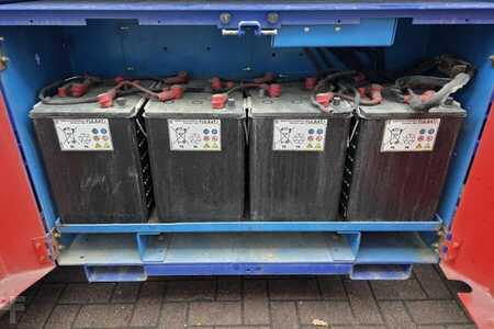 Pracovní plošina s nůžkovým zdvihem - Genie GS3369DC Electric, 11.9m Working Height, 454kg Cap (6)