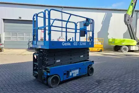 Pracovní plošina s nůžkovým zdvihem - Genie GS3246 Electric, Batteries(12-2024), Working Heigh (3)