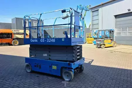 Piattaforme aeree a pantografo - Genie GS3246 Electric, Working Height 11.75 m, 318kg Cap (2)