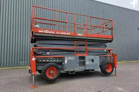 Podnośnik nożycowy 2013  Skyjack SJ9250RT Diesel, 4x4 Drive, 17.2m Working Height, (10)