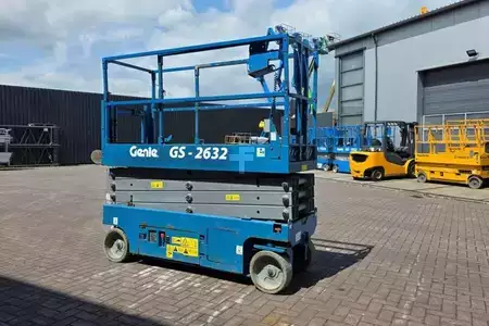 Scissors Lifts 2015  Genie GS2632 Electric, 10m Working Height, 227kg Capacit (2)