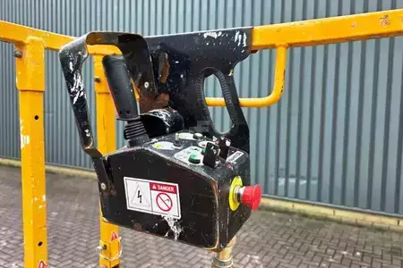 Piattaforme aeree a pantografo 2015  Haulotte Compact 8 Electric, 8.2m Working Height, 350kg Cap (3)