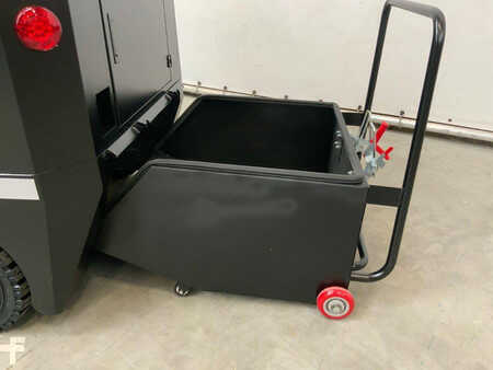 Pedestrian Sweeper 2024  Kremer KRS100 (6)