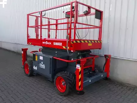 Levantamento tesoura 2018  Skyjack SJ6832RT (2)