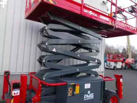 Levantamento tesoura 2018  Skyjack SJ6832RT (8)