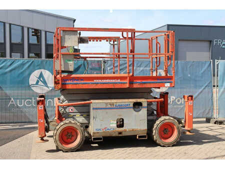 Schaarhoogwerker - Skyjack SJ6832RT (1)