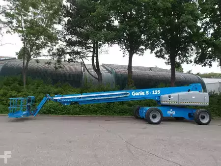 Teleskopická plošina - Genie S-125 (1)