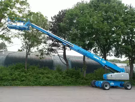 Teleskopická plošina - Genie S-125 (16)