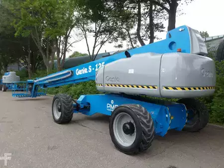 Teleskopická plošina - Genie S-125 (2)