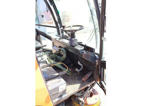 Zamiatarka 2011  Aebi AEBI MFH2500 (15)
