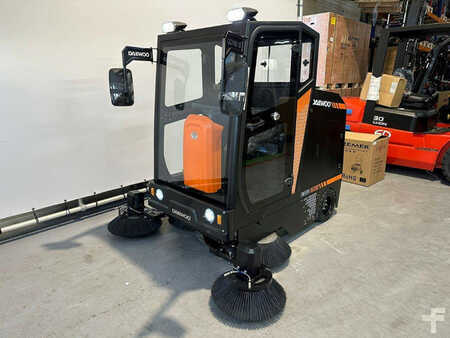 Pedestrian Sweeper 2024  Daewoo DAS 100 (1)