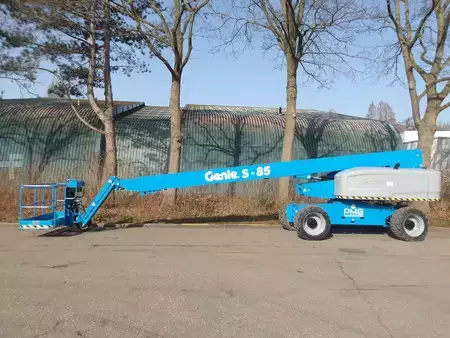 Teleskopická plošina 2012  Genie S-85 (1)