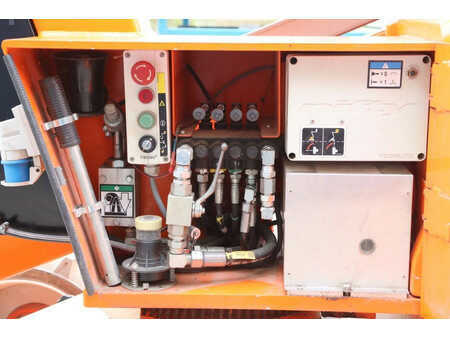 Podnośnik przegubowy 2014  Niftylift HR12DE 4WD (13)