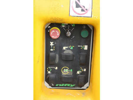 Podnośnik teleskopowy 2005  Niftylift HR 15 NDE (21)