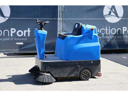 Kehrmaschine - TENNANT industrial floor sweeper (1)