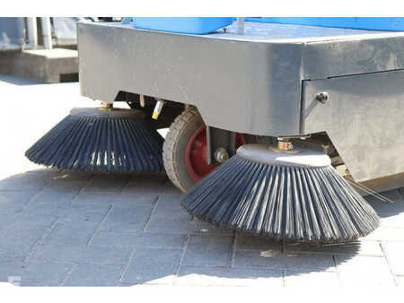 Kehrmaschine - TENNANT industrial floor sweeper (10)