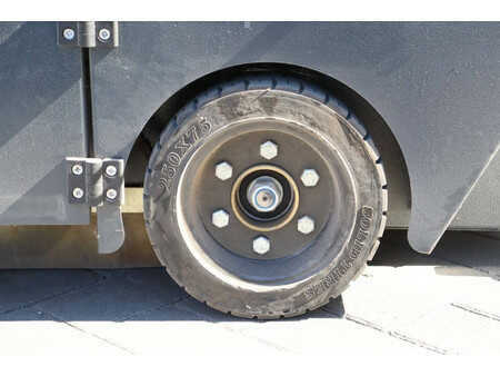 Sopmaskiner - TENNANT industrial floor sweeper (11)