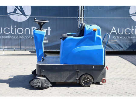 Kehrmaschine - TENNANT industrial floor sweeper (2)