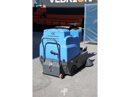 Kehrmaschine - TENNANT industrial floor sweeper (5)
