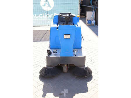 Kehrmaschine - TENNANT industrial floor sweeper (7)
