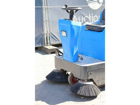 Kehrmaschine - TENNANT industrial floor sweeper (9)