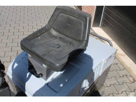 Máquina barredora  Nilfisk zit veegmachine met ingebouwde lader (5)
