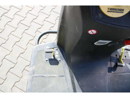 Máquina barredora 2013  Kärcher KM100/100 veegmachine elektrische met maar 585 uur (13)