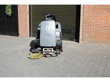 Máquina barredora 2013  Kärcher KM100/100 veegmachine elektrische met maar 585 uur (5)