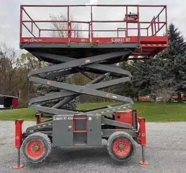Plataforma de Tijera 2007  SkyJack SJ8831 (1)