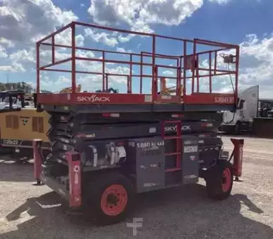Plataforma de Tijera 2016  SkyJack SJ8841 (2)