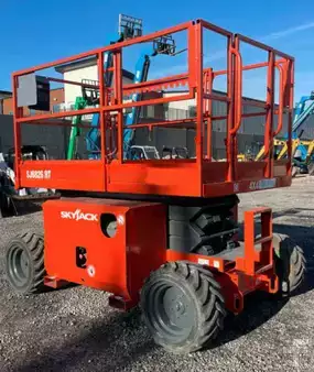 Scissor lift 2016  SkyJack SJ6826RT (1)
