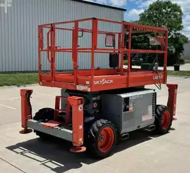Scissor lift 2015  SkyJack SJ6826RT (1)