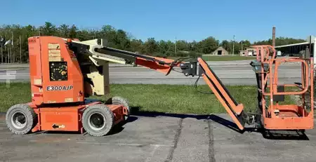 Articulating boom lift 2016  JLG E300AJP (1)