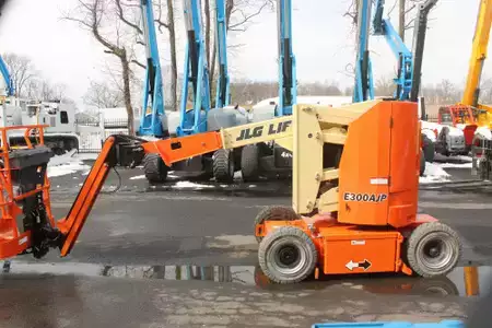 Articulating boom lift 2020  JLG E300AJP (4)