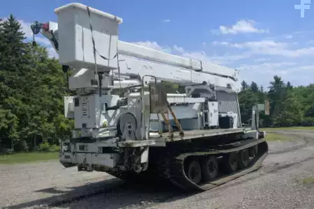 Articulating boom lift 2008  Versalift VST-9000-E100 (2)