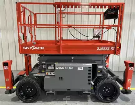 Scissor lift 2026  SkyJack SJ6832RT (2)