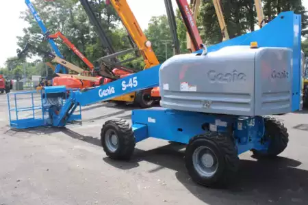 Telescopic boom lift  Genie S45 (1)