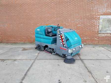 Märkäpesuri  Tennant 8300 (1)