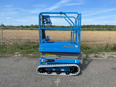 Scissor lift 2022  Fronteq FS0507T Tracked Scissor Lift (1)