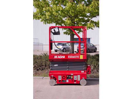 Piattaforme aeree a pantografo 2020  MAGNI ES0607E (1)