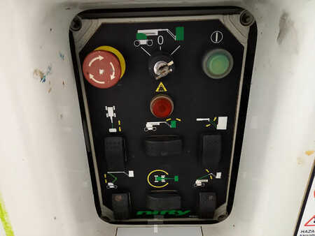 Knikarmhoogwerker 2014  Niftylift HR17NDE (7)