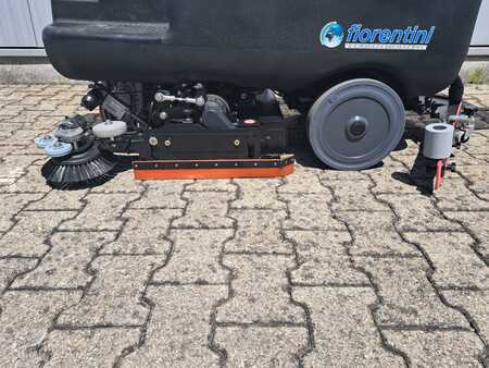 Fregadora con conductor sentado 2024  Fiorentini Ecosmile 70R (6)