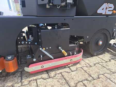 Fregadora con conductor sentado 2025  Kodiak K42 Cylindrical (9)