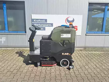 Fregadora con conductor sentado  Kodiak K42 30in Disk (1)
