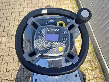 Fregadora con conductor sentado  ghibli & wirbel Ranger R 115 FD 85 BC Lithium (5)