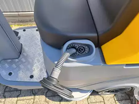 Fregadora con conductor sentado  ghibli & wirbel Ranger R 115 FD 85 BC Lithium (8)