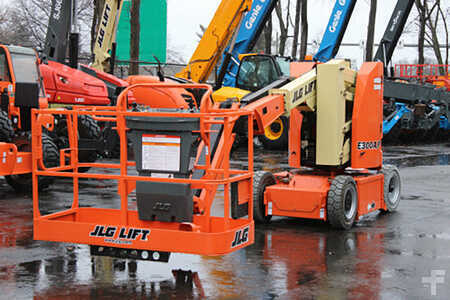 Articulating boom lift 2014 JLG E300AJP (27)