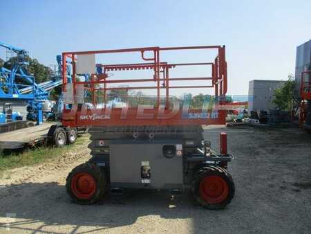 Scissor lift 2012  Skyjack sj6832rt (2)