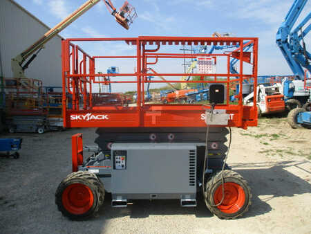 Scissor lift 2012  Skyjack sj6832rt (1)